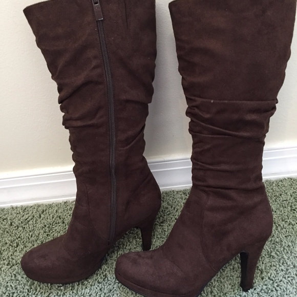 Suede knee length brown boots. - Picture 3 of 5